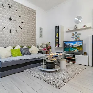 https://grey-orchid.inbudapesthotels.com